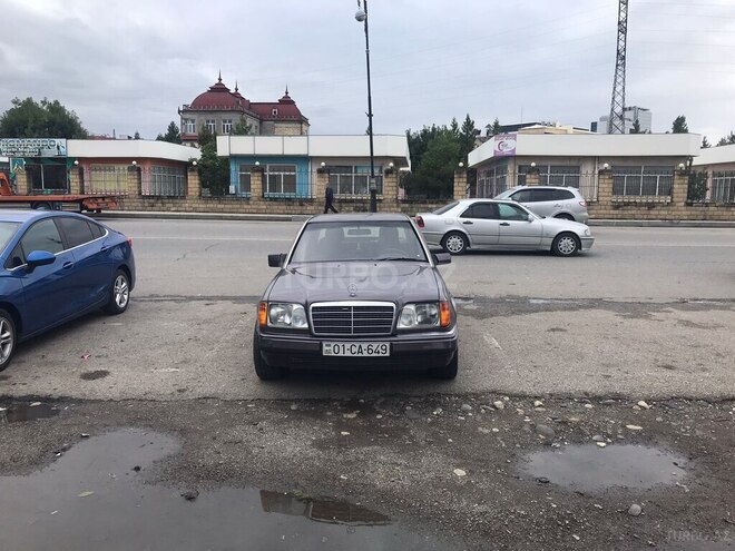 Mercedes E 200 1993, 250,000 km - 2.0 l - Quba
