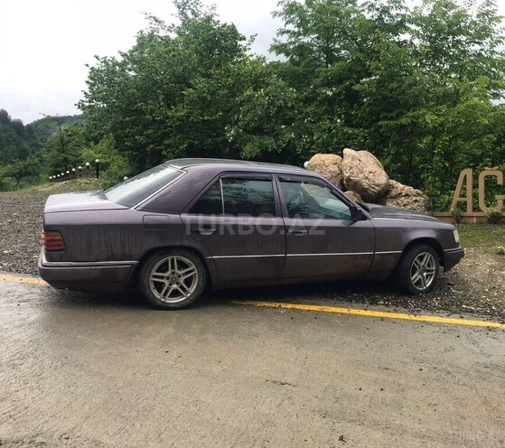 Mercedes E 200 1993, 250,000 km - 2.0 l - Quba
