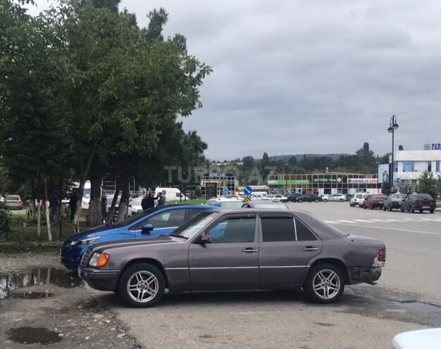 Mercedes E 200 1993, 250,000 km - 2.0 l - Quba