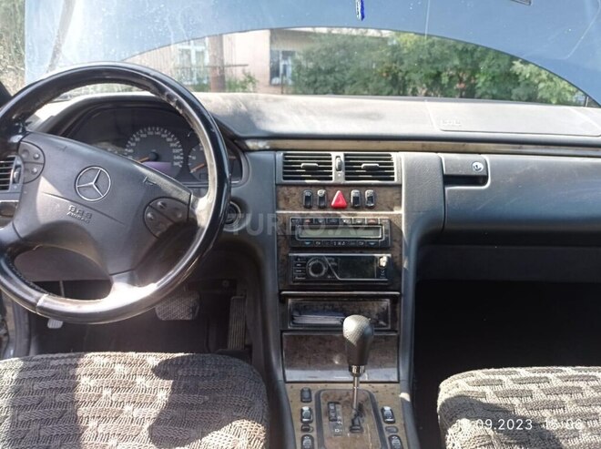Mercedes E 220 2001, 449,000 km - 2.2 l - Bakı