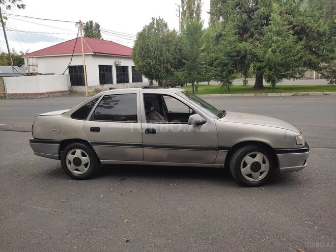 Opel Vectra 1995, 321,321 km - 2.0 l - Qax