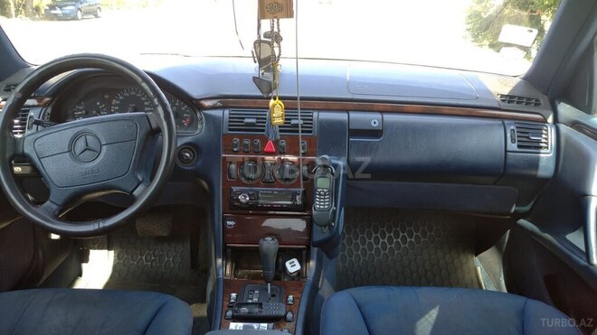 Mercedes E 230 1995, 352,500 km - 2.3 l - Bakı