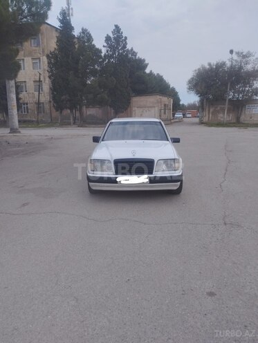 Mercedes E 220 1993, 286,000 km - 2.2 l - Sumqayıt