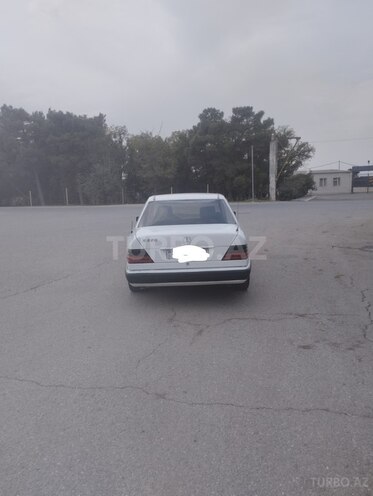 Mercedes E 220 1993, 286,000 km - 2.2 l - Sumqayıt