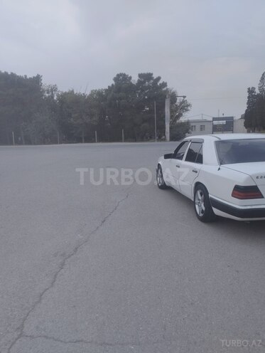 Mercedes E 220 1993, 286,000 km - 2.2 l - Sumqayıt