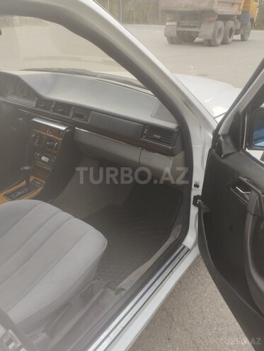 Mercedes E 220 1993, 286,000 km - 2.2 l - Sumqayıt