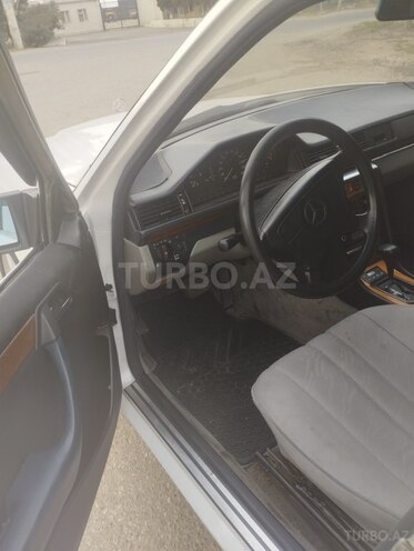 Mercedes E 220 1993, 286,000 km - 2.2 l - Sumqayıt