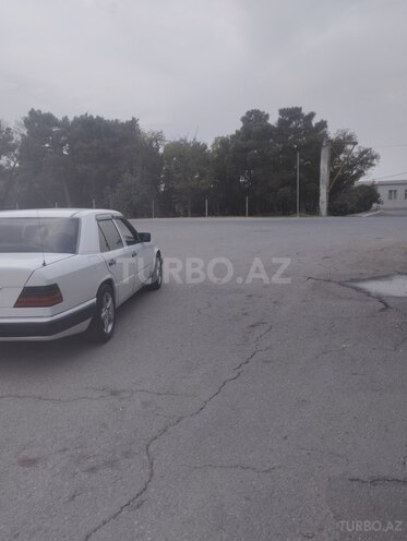 Mercedes E 220 1993, 286,000 km - 2.2 l - Sumqayıt