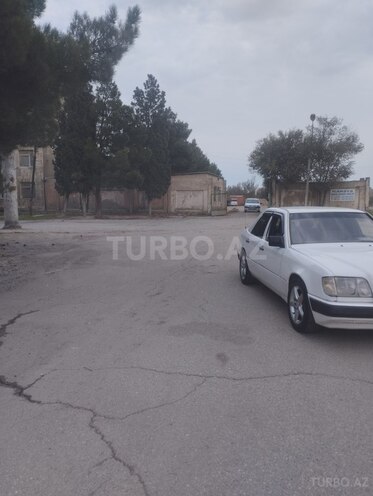 Mercedes E 220 1993, 286,000 km - 2.2 l - Sumqayıt