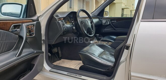 Mercedes E 240 2001, 305,000 km - 2.4 l - Bakı