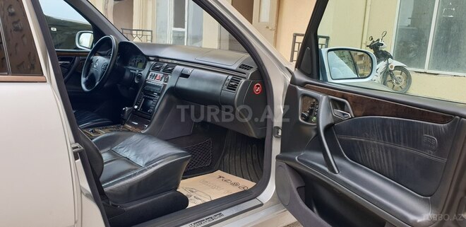 Mercedes E 240 2001, 305,000 km - 2.4 l - Bakı