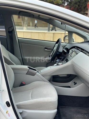 Toyota Prius 2015, 180,000 km - 1.8 l - Bakı
