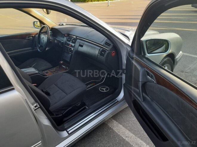 Mercedes E 320 1999, 260,000 km - 3.2 л - Şəki