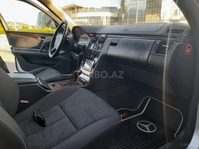 Mercedes E 320 1999, 260,000 km - 3.2 л - Şəki