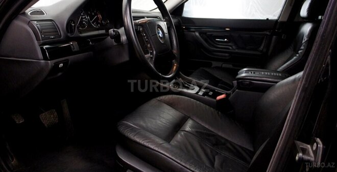 BMW 725 1997, 385,000 km - 2.5 l - Qazax