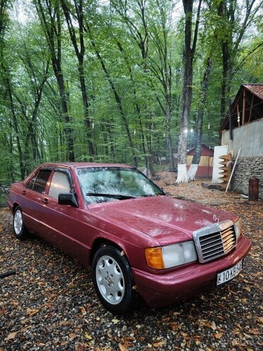 Mercedes 190 1988, 200,000 km - 1.8 л - Quba