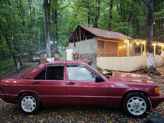 Mercedes 190 1988, 200,000 km - 1.8 л - Quba
