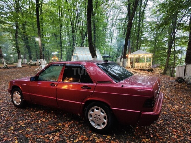Mercedes 190 1988, 200,000 km - 1.8 л - Quba