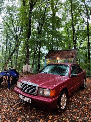 Mercedes 190 1988, 200,000 km - 1.8 л - Quba