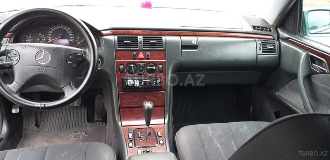 Mercedes E 220 2001, 321,872 km - 2.2 l - Beyləqan