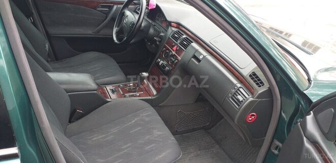 Mercedes E 220 2001, 321,872 km - 2.2 l - Beyləqan