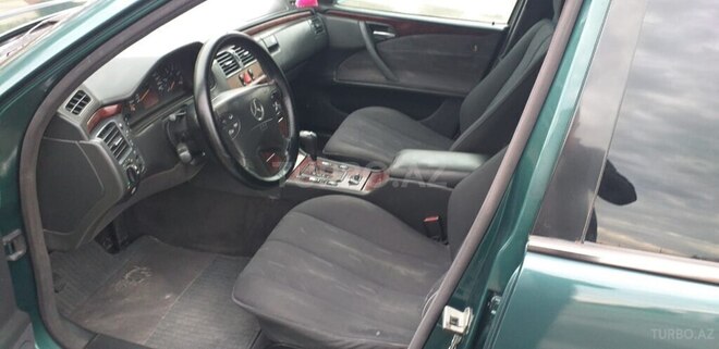 Mercedes E 220 2001, 321,872 km - 2.2 l - Beyləqan