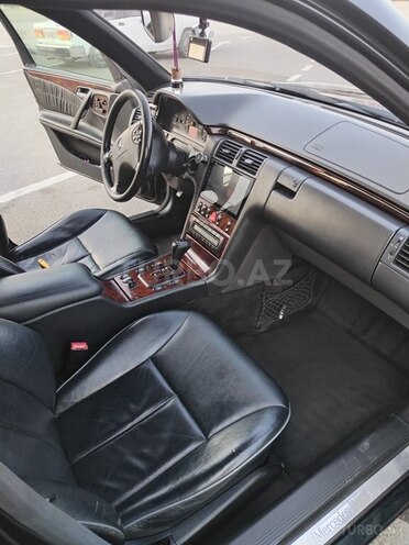 Mercedes E 320 2001, 316,000 km - 3.2 l - Ucar