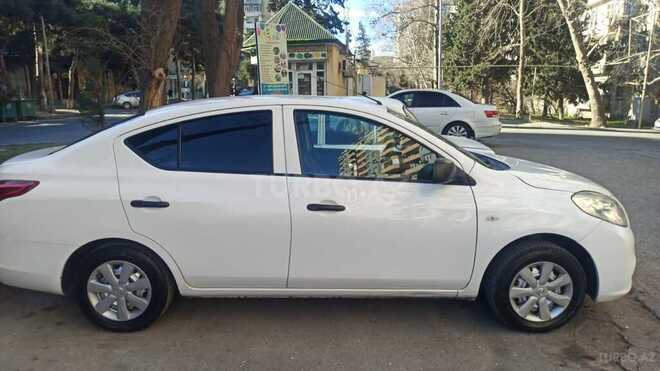 Nissan Sunny 2013, 284,854 km - 1.5 l - Bakı