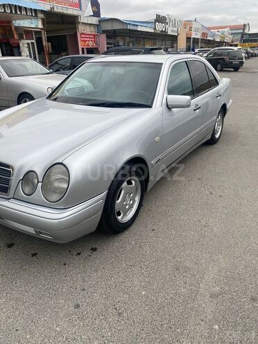 Mercedes E 240 1998, 220,000 km - 2.4 l - Bakı