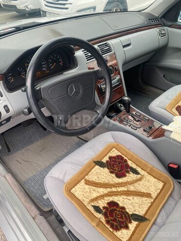Mercedes E 240 1998, 220,000 km - 2.4 l - Bakı