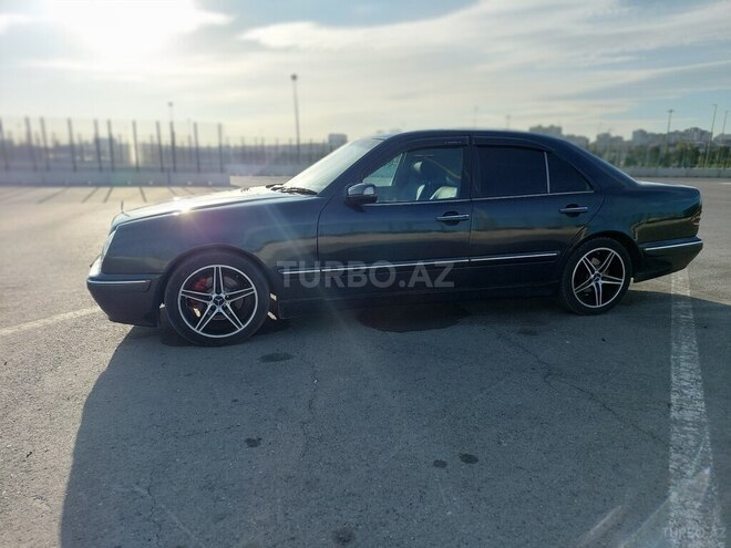 Mercedes E 270 1999, 294,000 km - 2.7 l - Bakı