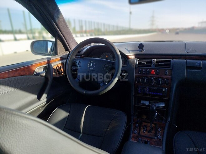 Mercedes E 270 1999, 294,000 km - 2.7 l - Bakı