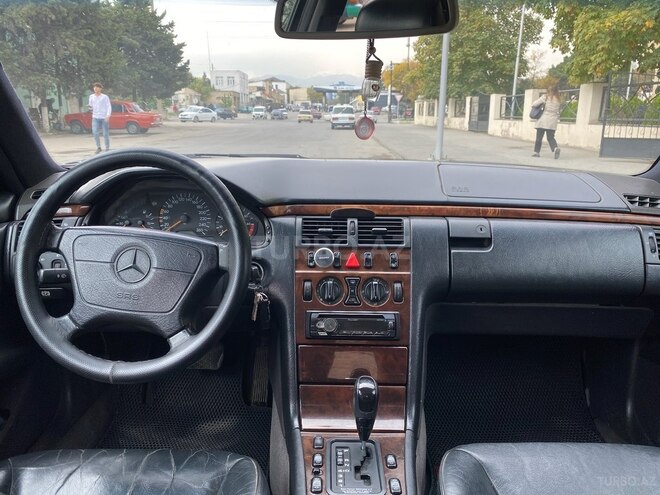 Mercedes E 280 1997, 380,000 km - 2.8 l - Quba