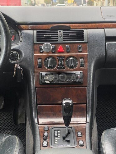 Mercedes E 280 1997, 380,000 km - 2.8 l - Quba