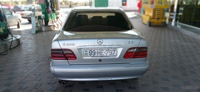 Mercedes E 220 2000, 288,000 km - 2.2 л - Beyləqan