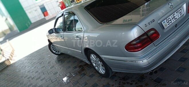Mercedes E 220 2000, 288,000 km - 2.2 л - Beyləqan