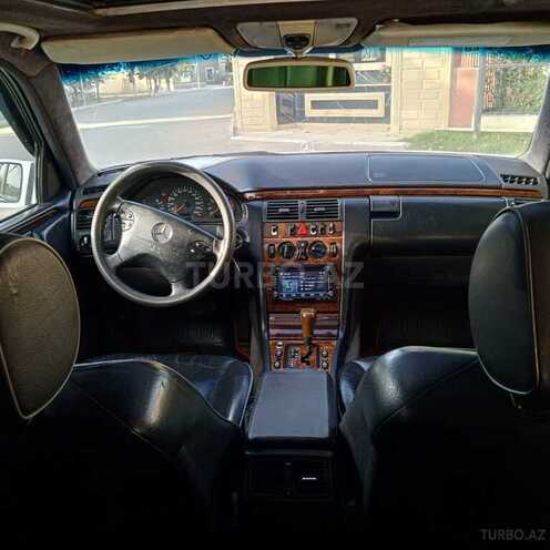Mercedes E 220 1998, 251,369 km - 2.2 l - Qazax
