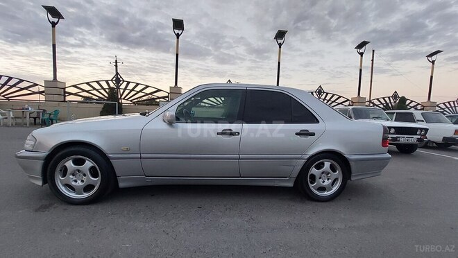 Mercedes C 200 2000, 286,500 km - 2.0 л - Beyləqan