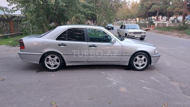 Mercedes C 200 2000, 286,500 km - 2.0 л - Beyləqan