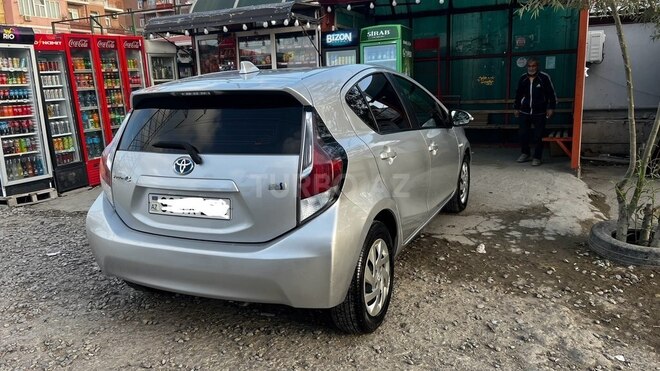 Toyota Prius C 2015, 182,000 km - 1.5 l - Bakı