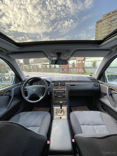 Mercedes E 220 1999, 269,900 km - 2.2 l - Bakı