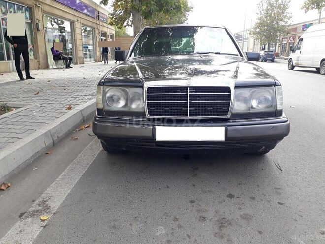 Mercedes E 250 1993, 251,206 km - 2.5 l - Bərdə