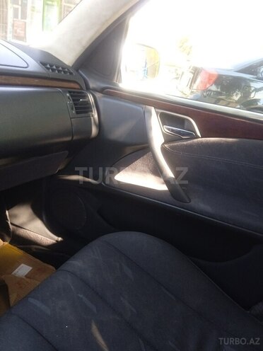 Mercedes E 220 2001, 743,425 km - 2.2 l - Biləsuvar