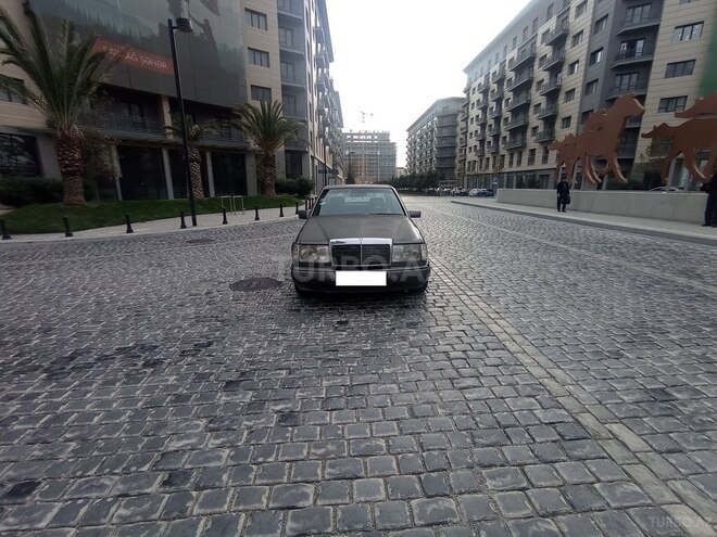 Mercedes E 200 1990, 60,000 km - 2.0 l - Bakı