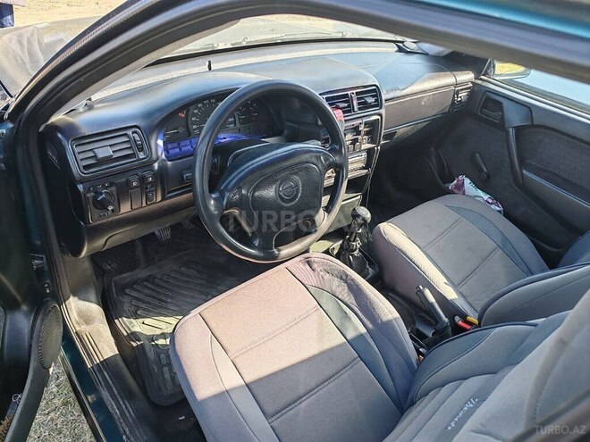 Opel Vectra 1995, 468,000 km - 1.8 л - Qax
