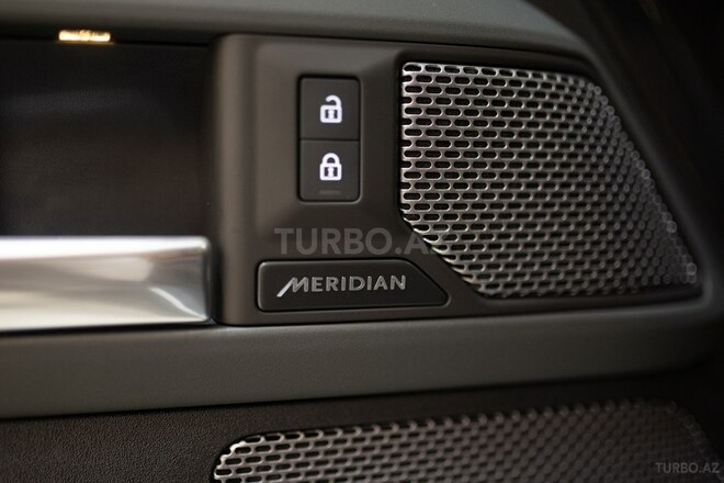 Land Rover Defender-12