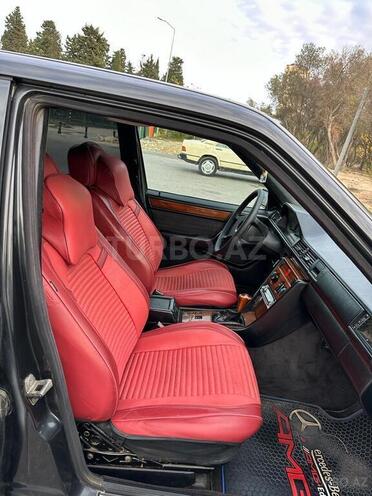 Mercedes E 220 1993, 521,369 km - 2.2 l - Bakı