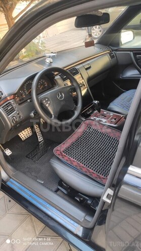 Mercedes E 220 2001, 256,000 km - 2.2 л - Bakı