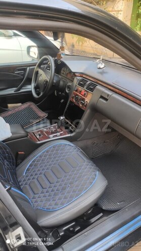 Mercedes E 220 2001, 256,000 km - 2.2 л - Bakı