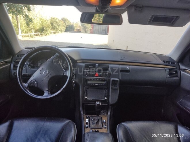 Mercedes E 280 2001, 460,000 km - 2.8 l - Salyan